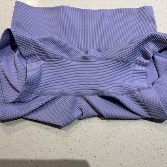 High-Waist Seamless Ribbed Shorts in Lilac Purple - Picture 4 of 5